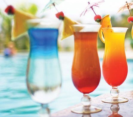 Coquetel de frutas com vodka importada