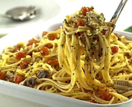 Espaguete com file de sardinha