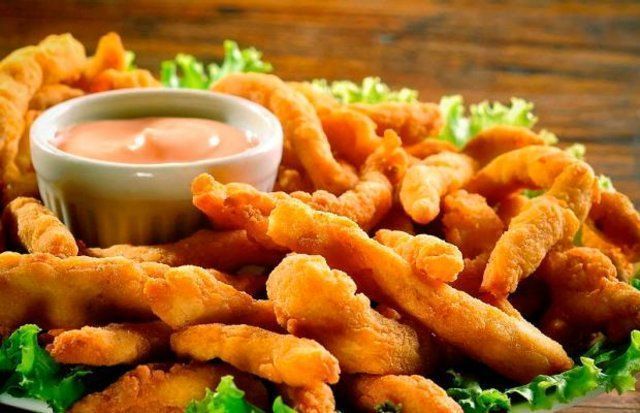 Iscas de peixe à milanesa