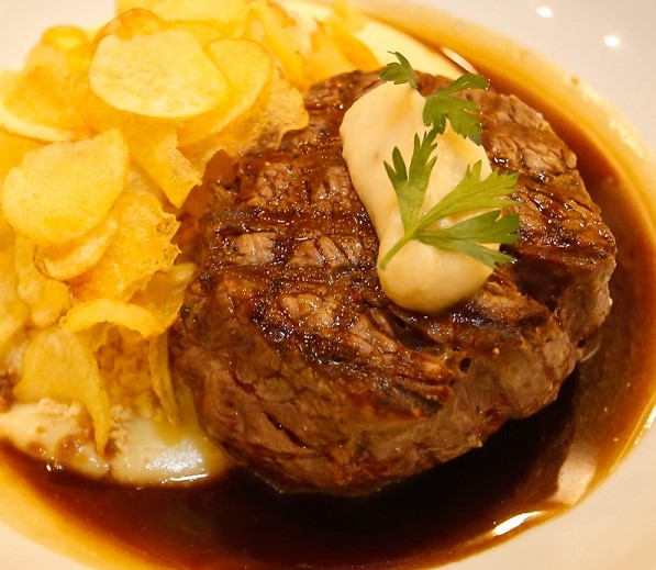 Medalhões de Filet Mignon com batatas chips