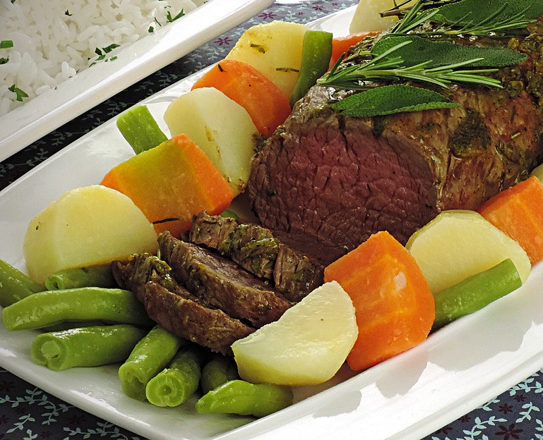Medalhões de Filet Mignon com legumes cozidos