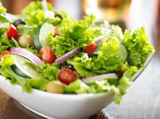 Alface, tomate, cebola e azeitonas verdes